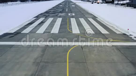 一架飞机在冬季4k的山区机场起飞视频的预览图