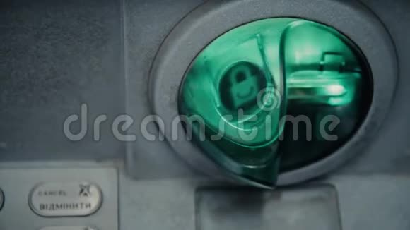 自动取款机上闪烁的呼噜槽绿色塑料嵌件视频的预览图