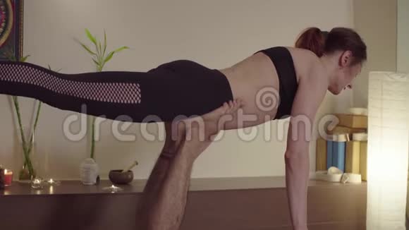 杂技瑜伽年轻的男人和女人在练习杂技视频的预览图