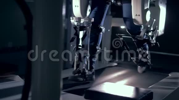 骨科机器在房间里工作关门视频的预览图