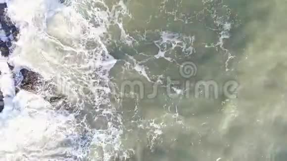 海浪撞击海岸岩石空中视频的预览图