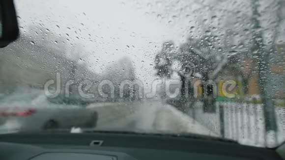 冬天挡风玻璃雨刷会刮坏车窗视频的预览图