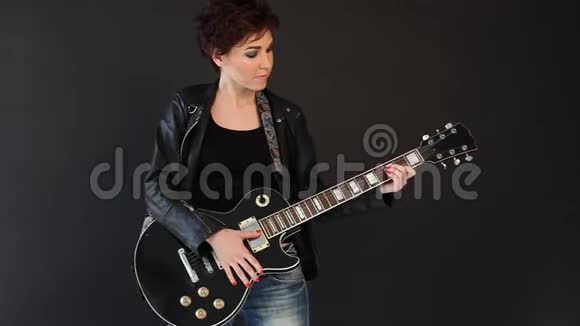 女音乐家在黑屋子里弹吉他视频的预览图