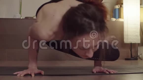 女人练习瑜伽保持平衡视频的预览图