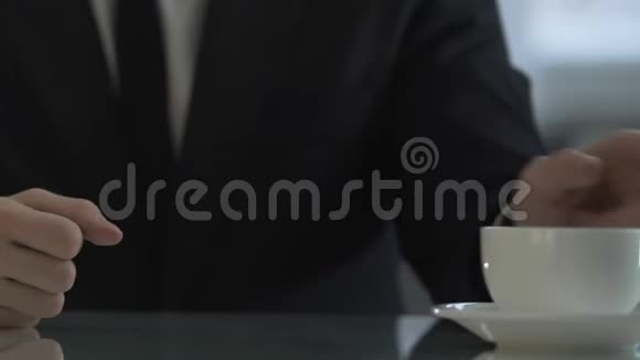 公司老板在办公室里喝着浓缩咖啡从秘书手里拿着文件视频的预览图