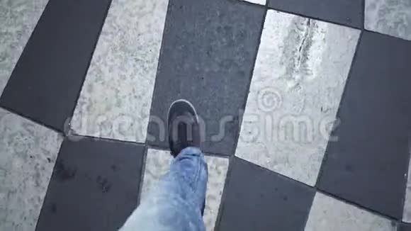 独立年轻人的腿走棋盘广场打破规则视频的预览图