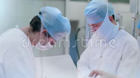 使用手术器械进行外科手术的手术室医疗队视频的预览图