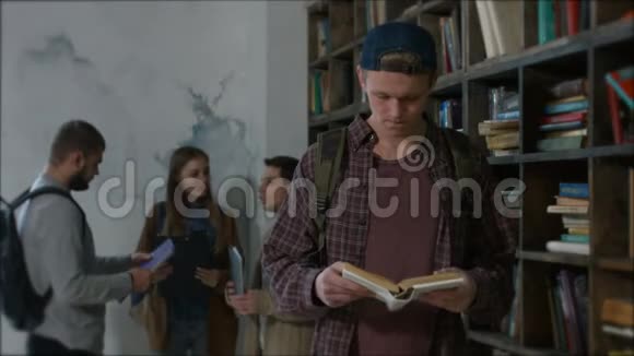 英俊的高中生在图书馆学习视频的预览图