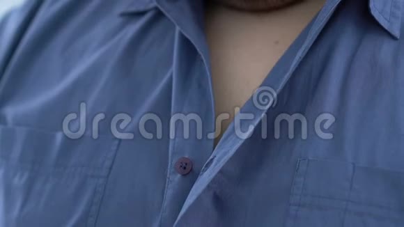 单身汉扣上蓝色衬衫准备约会准备工作视频的预览图
