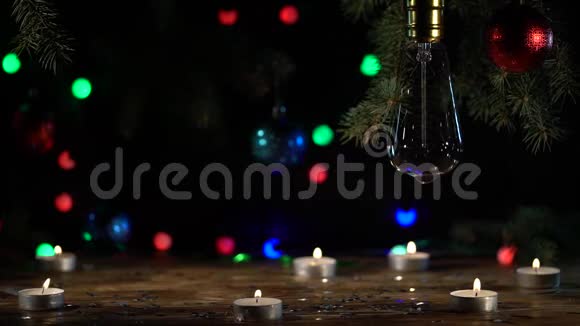 圣诞树和桌子上的玩具是平面图前面的蜡烛灯泡开关视频的预览图