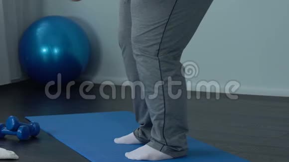 胖子蹲着强烈的减肥欲望燃烧卡路里健身视频的预览图