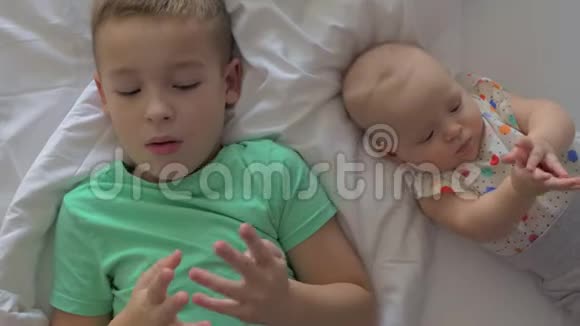 一个小男孩和他的小妹妹以不同的方式学习视频的预览图