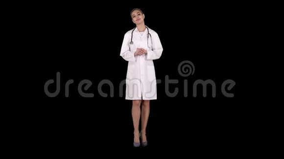 女医生用双手伸展身体阿尔法频道视频的预览图