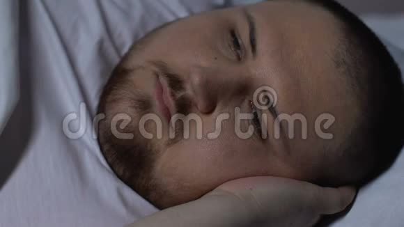 担心丰满的男人试图入睡健康障碍抑郁孤独视频的预览图