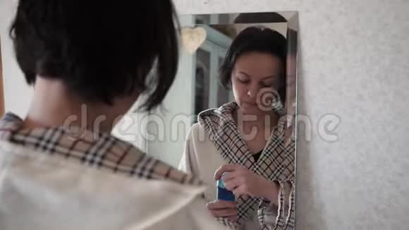 漂亮的黑发女人用棉花垫视频的预览图
