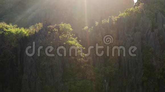 热带景观悬崖和太阳光视频的预览图