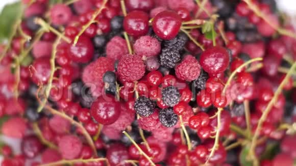 新鲜覆盆子黑浆果樱桃红黑醋栗混合健康有机食品视频的预览图