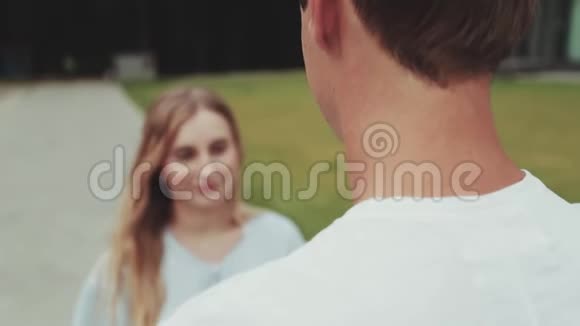 幸福的爱情夫妻女孩紧紧拥抱她的男朋友视频的预览图