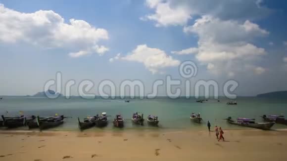 泰国克拉比奥南海滩传统泰国长尾船视频的预览图