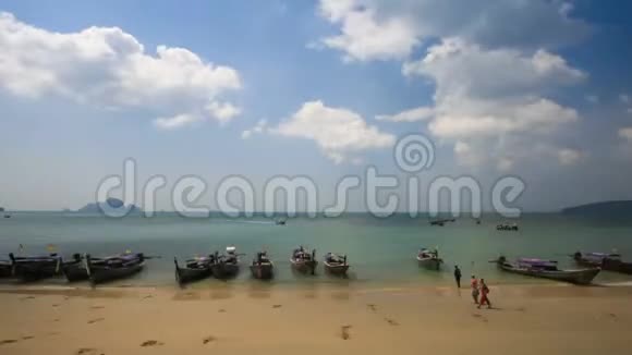 泰国克拉比奥南海滩传统泰国长尾船视频的预览图