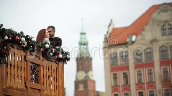 圣诞节年轻夫妇在木制阳台上度假装饰浪漫的约会视频的预览图