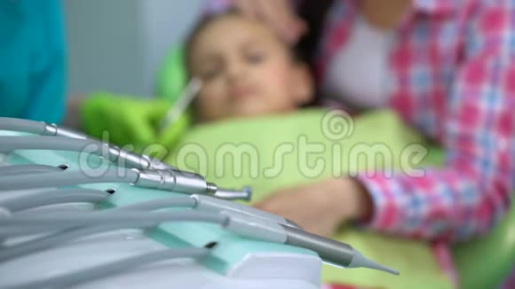 小男孩害怕牙钻治疗母亲抚慰孩子背景视频的预览图