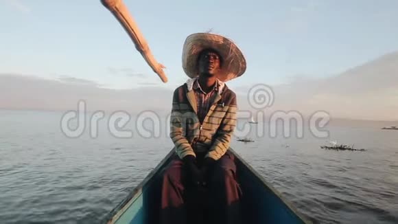 严肃的渔夫戴着草帽坐在船上清晨人类在非洲出海视频的预览图