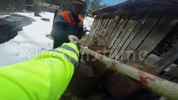 伐木工人开始用绳子砍木头视频的预览图