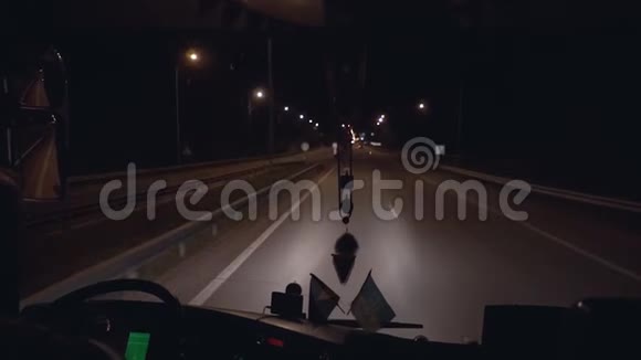 乌克兰夜间公共汽车挡风玻璃上的景色视频的预览图