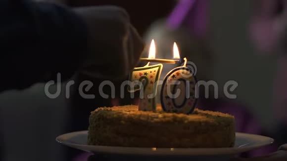 70岁的老妇人在家庭聚会上吹蜡烛视频的预览图