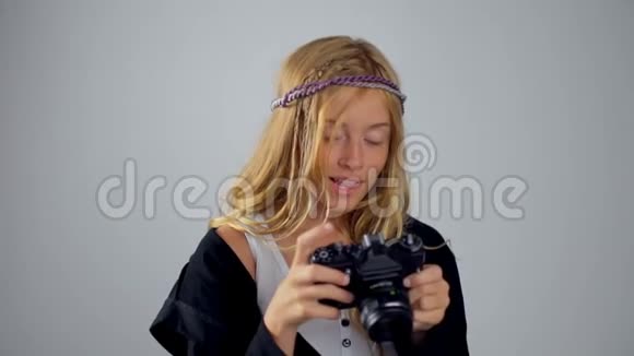 小女孩的复古相机做快照视频的预览图