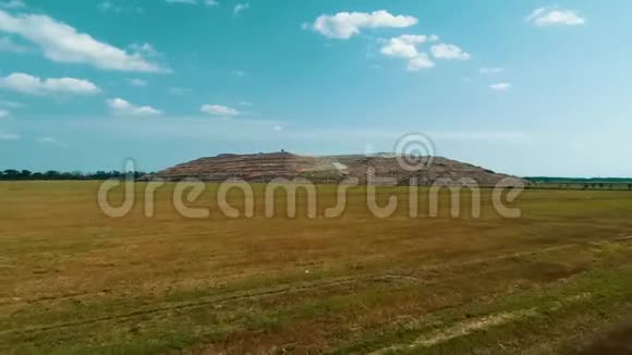 巨大的垃圾场金字塔状的垃圾田野间垃圾山的全景视频的预览图