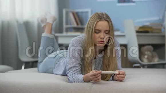 少女在怀孕测试中看到两条带子哭着感到绝望和恐惧视频的预览图