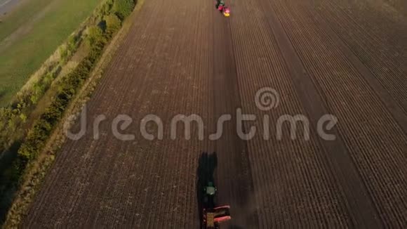 农业机械收获土豆种植马铃薯的农田从空中射击视频的预览图
