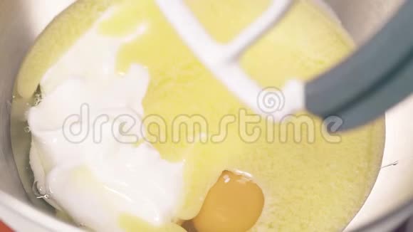 在搅拌机里搅拌鸡蛋和奶油特写镜头视频的预览图