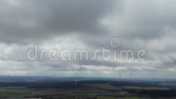 有大量风力涡轮机的场地空中镜头阴天4k视频的预览图