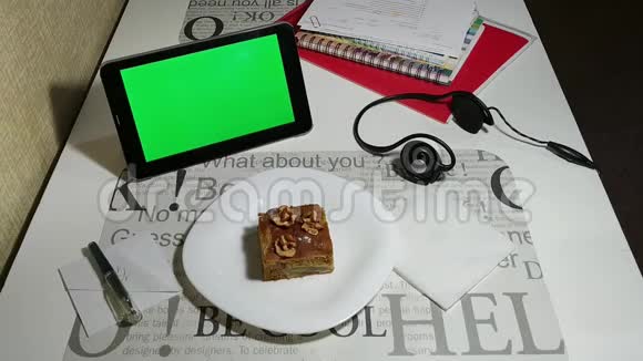咖啡室配有绿色屏幕的平板电脑和咖啡视频的预览图