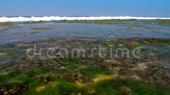 汹涌的海浪在海岸线上翻滚白色泡沫缓慢视频的预览图