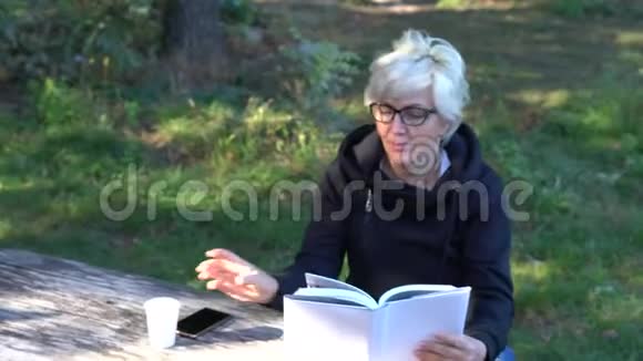 女人一边喝咖啡一边读书视频的预览图