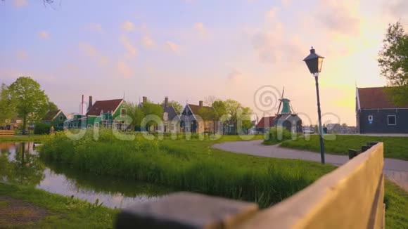 ZaanseSchans镇传统荷兰屋视频的预览图