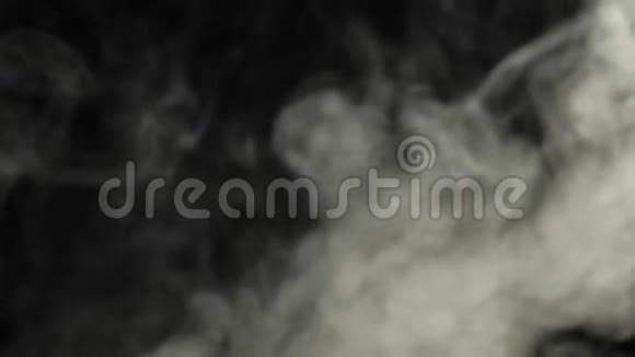 烤咖啡豆从黑色背景的白色烟雾中抛出烟蒸香鲜飞咖啡豆视频的预览图