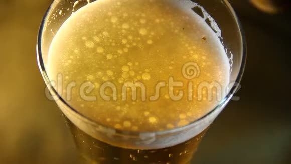 啤酒倒进玻璃杯里视频的预览图