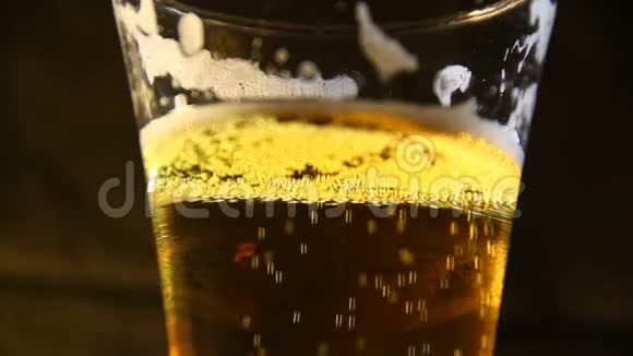 啤酒倒进玻璃杯里视频的预览图
