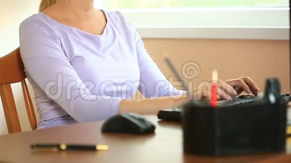 有汗的腋窝的女人坐在办公室工作的女孩出汗视频的预览图