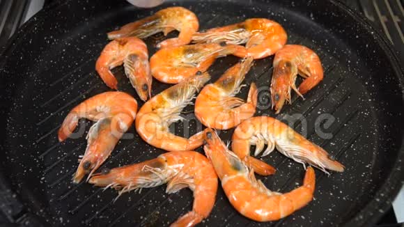 锅里的虾用酱油浇水慢动作视频的预览图