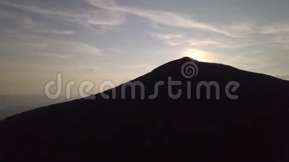 山上日落鸟瞰景色视频的预览图