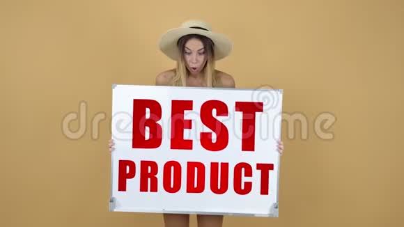 戴着草帽的金发美人站在咖啡色背景上用纸板做背景视频的预览图