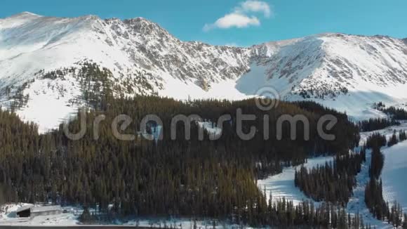 科罗拉多州洛维兰帕斯森林覆盖山脉视频的预览图