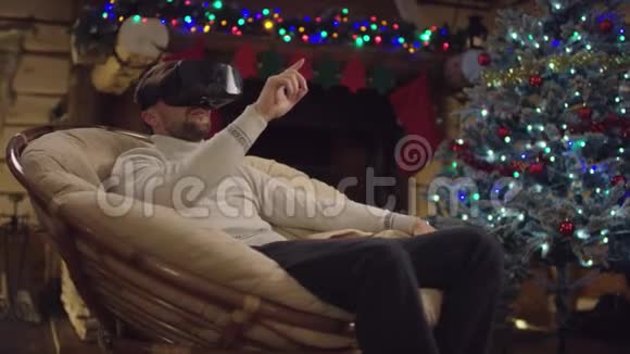 圣诞夜戴虚拟现实眼镜的男人视频的预览图