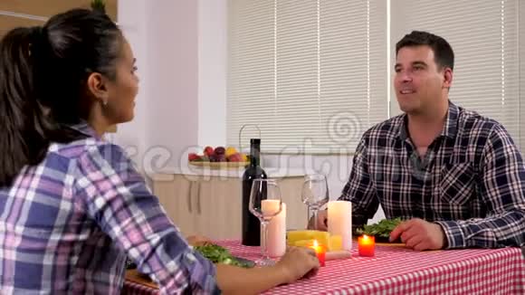 他和女友一起吃烛光晚餐视频的预览图